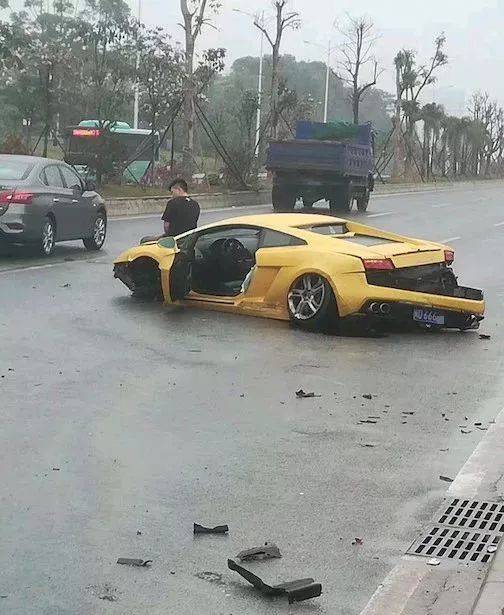 厦门筼筜路豪车事故!法拉利撞烂严重损毁!现场触目惊心!1人送进医院