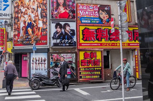 日本旅行实拍东京歌舞伎町:日本最大合法红灯区,有很多免费店铺