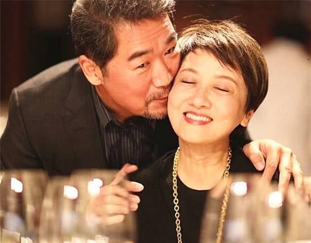 她二婚嫁给张国立,却因一张协议28年不准生育,61岁的她终于做了母亲 !