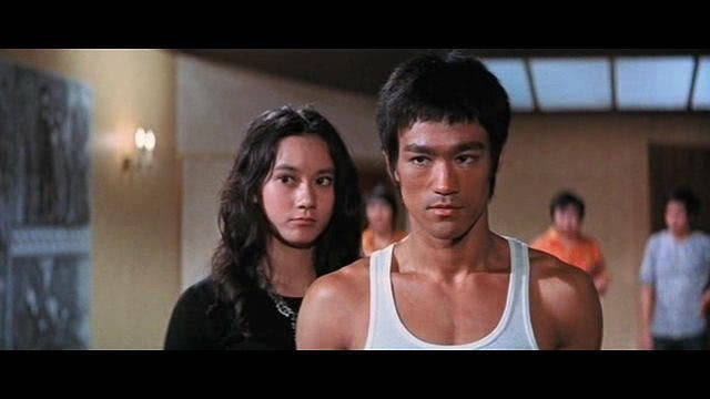 六十年代末从影,1971年便和李小龙合作演出《唐山大兄》,获得初步的