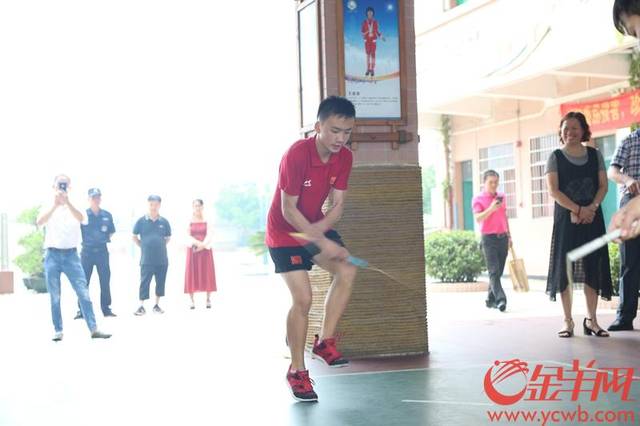 图片说明:岑小林在进行跳绳训练表演