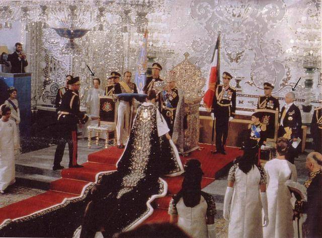 1967年伊朗国王加冕礼罕见彩照:国王为王后戴凤冠,场面十分震撼