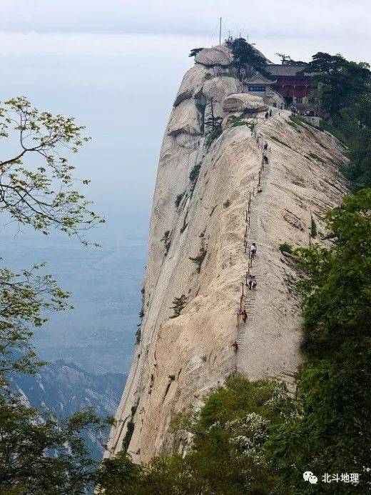 如果发生的是 一系列波状的弯曲变形华山西峰 断层的规模大小