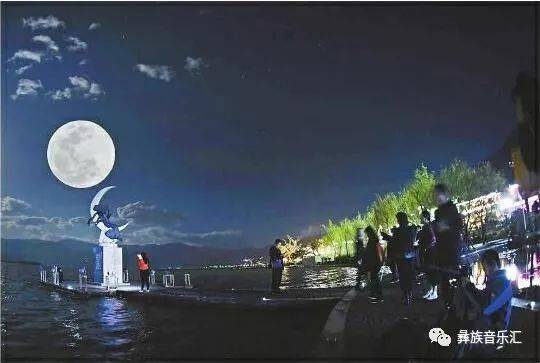关于月亮的歌很多,这首《月亮树下》最动听…