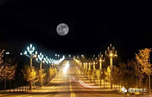 关于月亮的歌很多,这首《月亮树下》最动听…