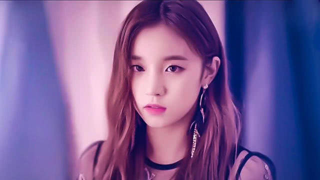 宋雨琦不留刘海直发素颜照,看过之后,网友:打扰