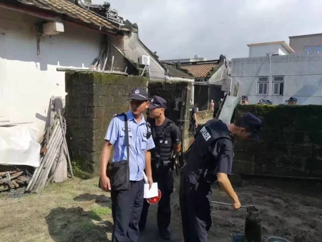 市特警,冲锋队等大批警力进入惠来这个村,抓获2人!