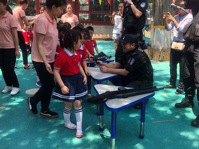 海淀公安分局反特巡支队联合万寿寺派出所在中央民族大学幼儿园开展了