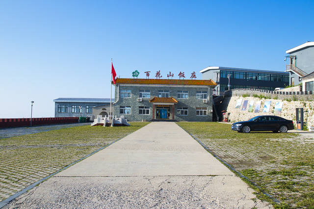 山顶上有一宾馆——百花山宾馆,从山下开车可以直接停在宾馆门前