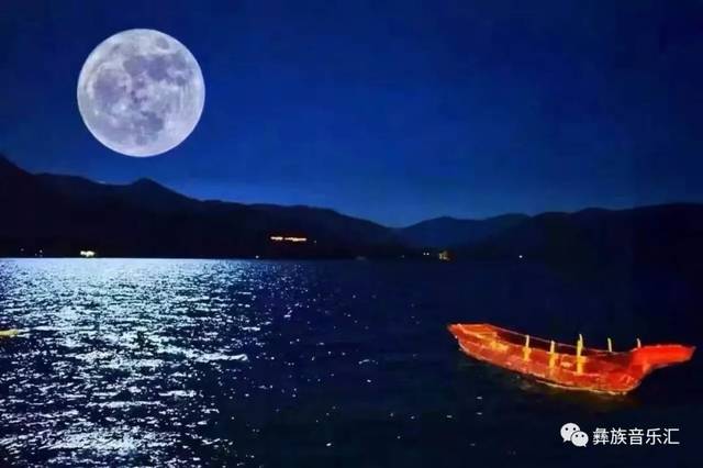 关于月亮的歌很多,这首《月亮树下》最动听…