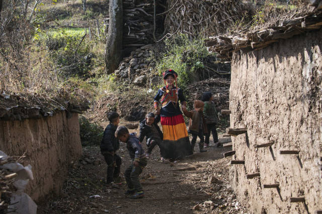 朴素的村庄,流淌的河流,一幅美妙的大凉山彝族村庄画图映入眼帘,使人