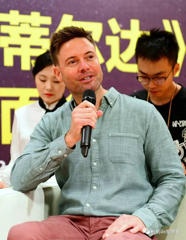 驻团导演娜塔莉则表示,在155分钟的演出时间内,由一个不满10岁的女孩