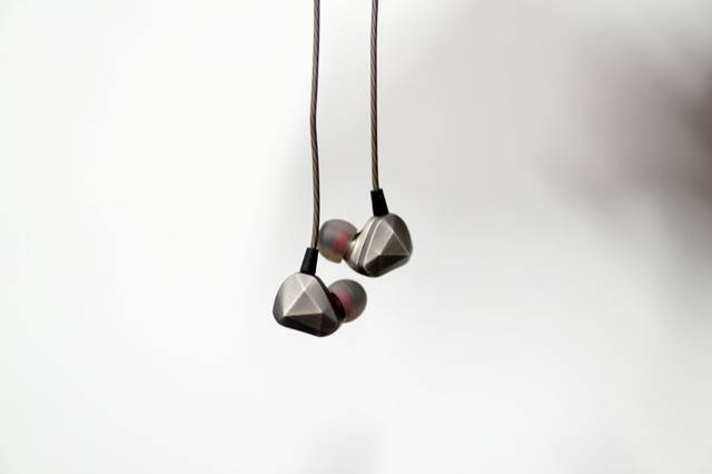 百元内性价比之王,这款锌合金耳机,1 秒颅内高