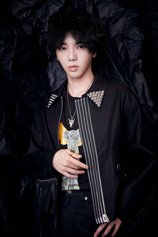 华晨宇2019年中音乐盛典燃唱《齐天》 震撼演