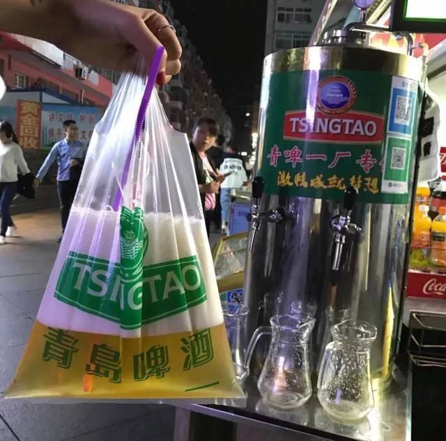 也是青岛的市井一景 此时浓郁的盛夏微醺 是属于青岛啤酒的狂欢季