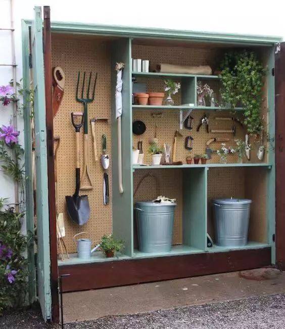 花园不大,工具不是特别多的话可以用比较小的工具房,美观又整齐,收纳