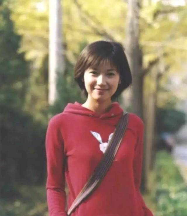 徐静蕾如今的自由状态,和她小时候所受到的家庭教育大相径庭.