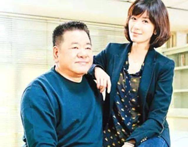 后来, 贾静雯勾搭上了制片人吴敦,叫他干爹.