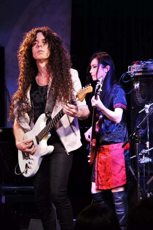 比如marty friedman,他是explorer,lp的拥揼者,曾直言自己不喜欢带有