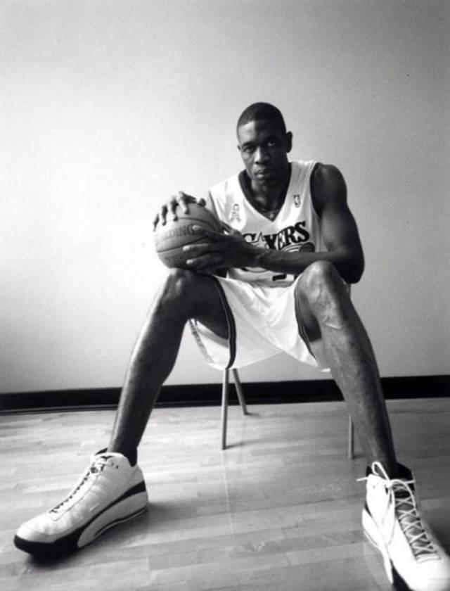 nba巨人的脚有多大?阿杜的脚像一把镰刀,奥尼尔穿58号