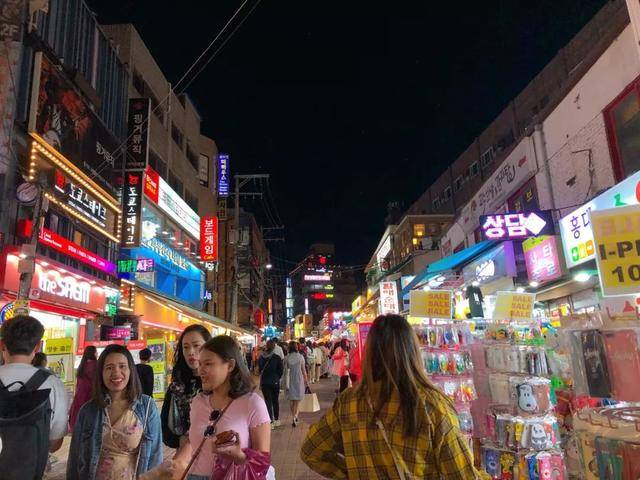 吃饱喝足,开始 燃烧卡路里!整个晚上基本就在 弘大"夜市儿"溜达.