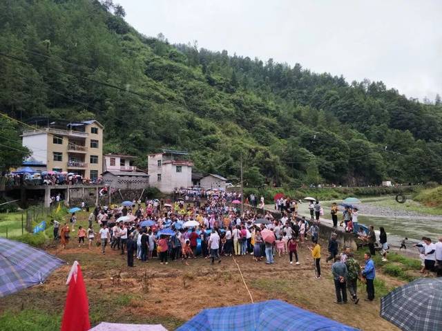 原来,今天是花垣县补抽乡聚福村的旅游扶贫众筹项目"维纳欢乐谷"正式