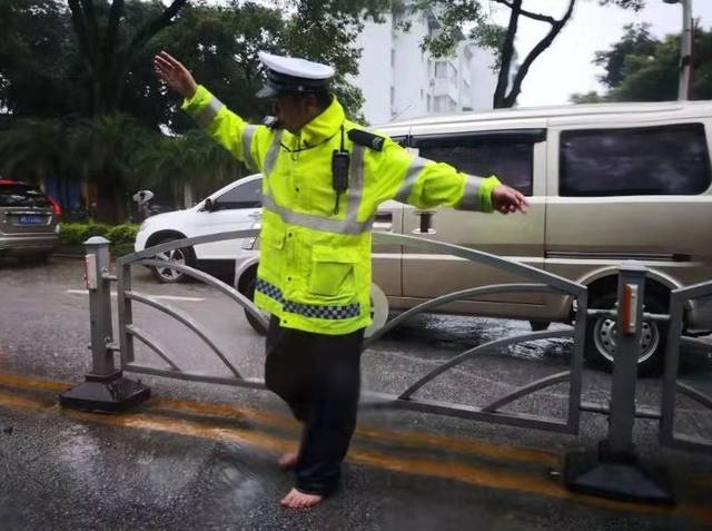 桂林"赤脚"女交警被曝光!