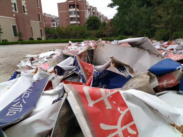 山东滨州现最牛楼盘 垃圾横飞数月无人敢管