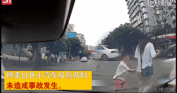 我们可以看到 在他们横穿马路时 斑马线上的行人还未过马路 说明是