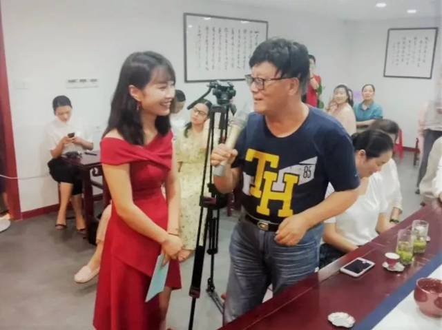 会议由湖南茶频道著名主持人李晓娜主持,湖北省陆羽茶文化研究会副