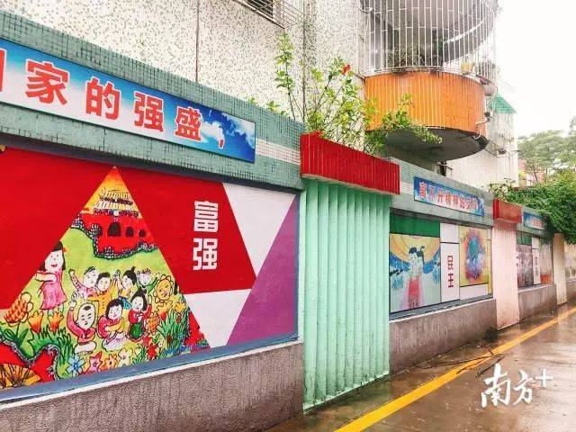 你母校上镜了吗?南方记者深入解读濠江教育!侨中高中将成完全内宿 凤岗小学新楼规划建设中…