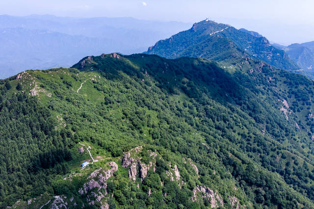 百花山主峰菩萨顶有着绝对的海拔优势,山顶建有雷达通信站,当夜幕