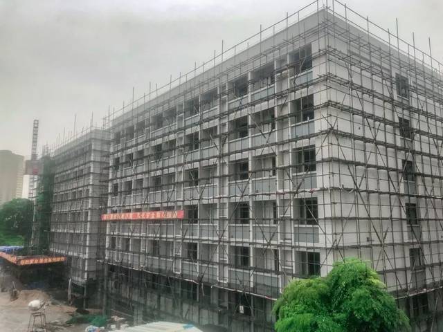 你母校上镜了吗?南方记者深入解读濠江教育!侨中高中将成完全内宿 凤岗小学新楼规划建设中…