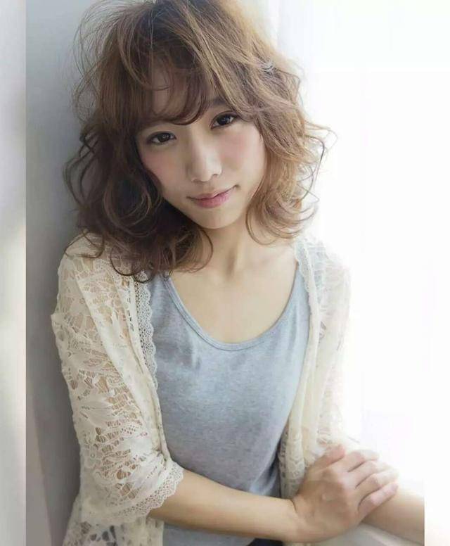 奔五的女人烫发更有气质!但发型不对老气横秋,这样烫时尚有减龄