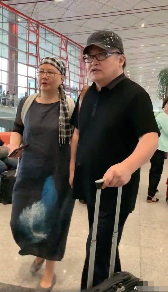 刘欢与妻子卢璐一同现身机场,两个人装扮相似,很有夫妻相