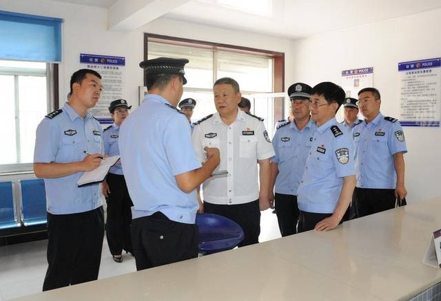 山西忻州市公安局局长杨梅喜在偏关,神池调研基层警务