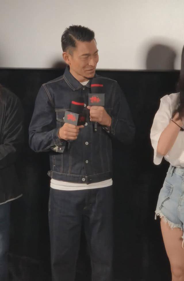 《扫毒2》路演现场,57岁刘德华穿牛仔衣现身,帅气不减