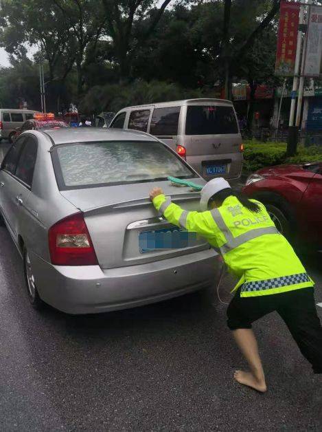 桂林赤脚女交警被曝光