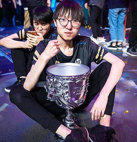 RNG电竞俱乐部官宣:MLxg正式宣布退役，网友:Letme还会远吗?