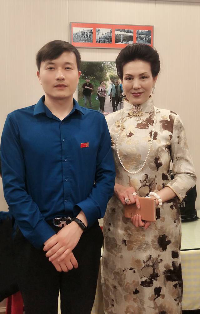 黄曙光董事长和宋美龄特型演员秦红霞 毛小青黄曙光陈昊苏陈毅之子