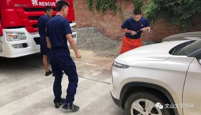 文山州一私家车挡住消防车出警!结果