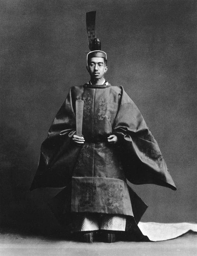 日本人怎么看待昭和天皇的战争责任?有罪论与无罪论的