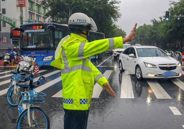 桂林"赤脚"女交警被曝光!