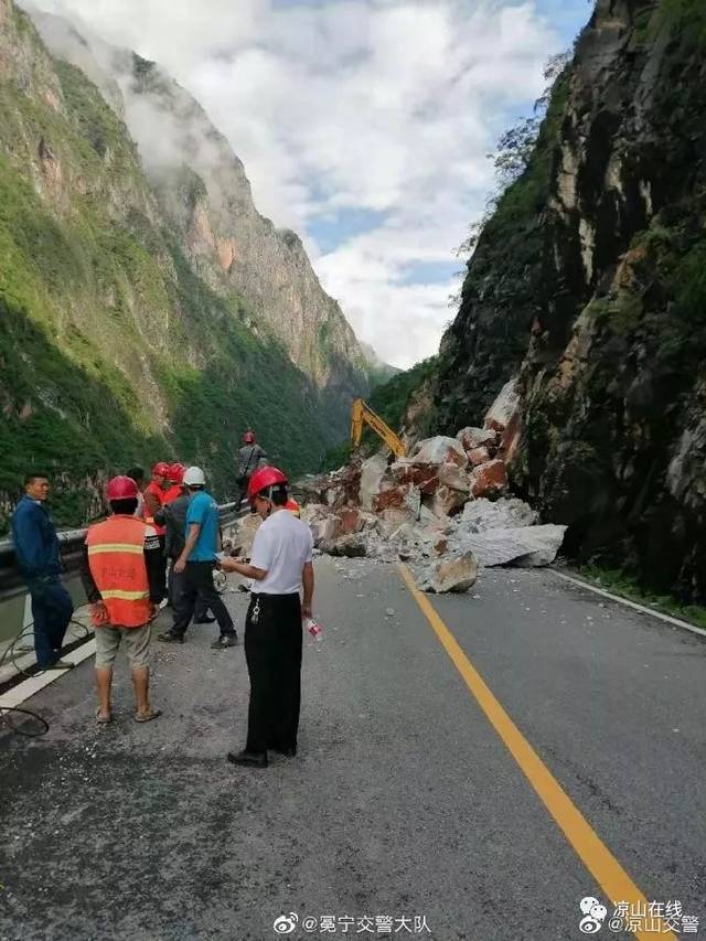 凉山州冕宁县 g248国道四湾路段发生垮方,县公路局正组织抢通,预计