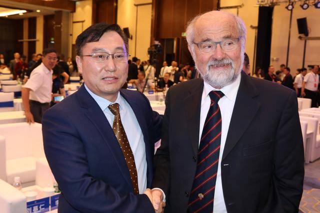 张敬柱与1991年诺贝尔医学奖得主伊文·内赫合影