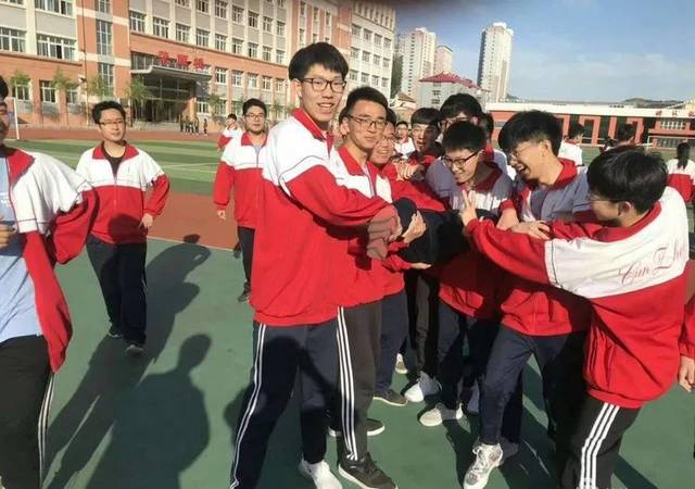 存瑞中学的徐枫同学以总分681分,获得了隆化县理科第一名承德市第三名