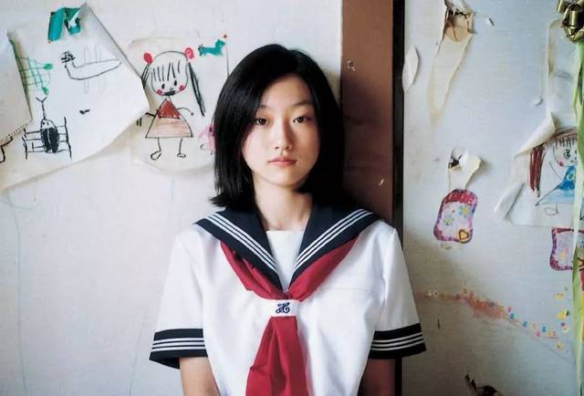 四人在公园偶然结识了校服女孩 纱希.