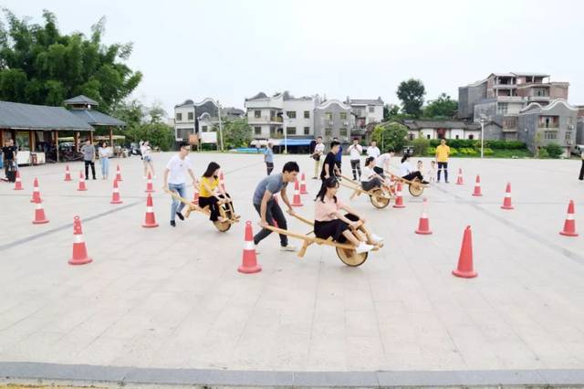 独轮车载人比赛"兔子舞,快乐传真等多种趣味游戏,通过游戏的互动