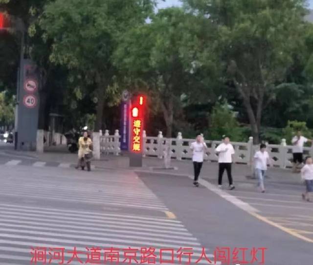 明明有斑马线,却还要乱穿马路,闯红灯