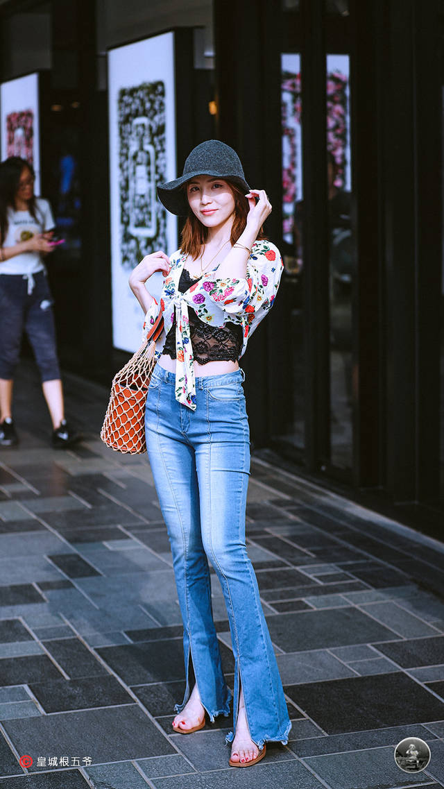 时髦美女穿搭,美好的东西总要仔细寻找,平凡的服饰也能穿出时尚